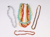 de nombreux colliers et bracelets disposés sur une table