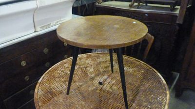 une petite table sur laquelle est posé un panier