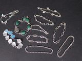 tout un tas de colliers et de bracelets différents posés sur une table