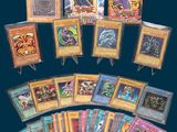 La collection de cartes est présentée sur un fond bleu