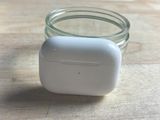 un bocal en verre contenant un petit objet blanc