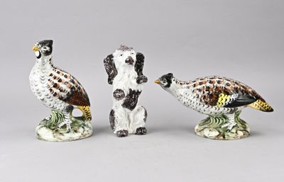 trois figurines d'oiseaux posées sur une table