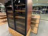 une grande vitrine avec une porte vitrée, située au milieu d'un magasin