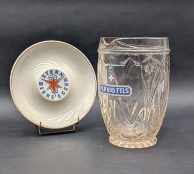 une tasse et une soucoupe en verre posées l'une à côté de l'autre sur une table
