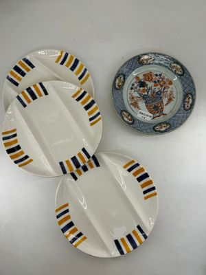 trois assiettes posées sur une table