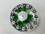 une assiette en verre ornée d'une fleur, posée sur une table