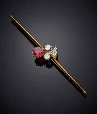 une épingle de cravate en rubis et diamants, signée Cartier