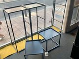 deux tables placées devant une fenêtre