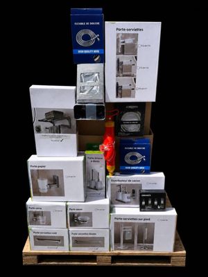 un grand nombre de boîtes empilées les unes sur les autres