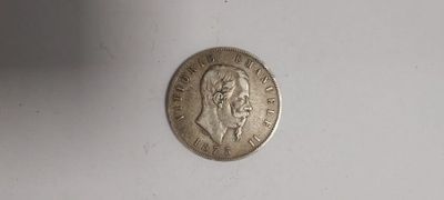 une pièce d'argent sur laquelle figure l'image d'un homme