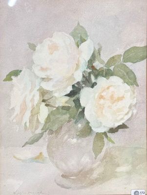 tableau représentant des roses blanches dans un vase en verre posé sur une table