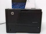 the hp laser printer is sitting on top of the box