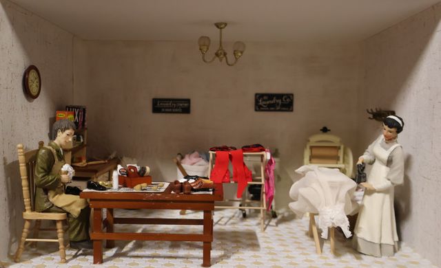 Diorama. Composition miniature, dans une vitrine en bois, vitre e...