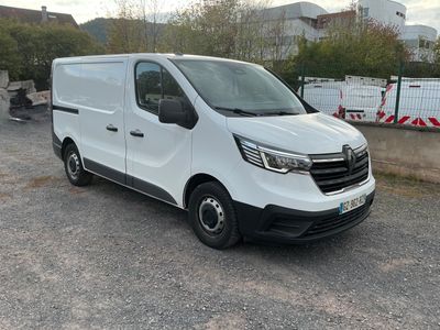 la photo d'une camionnette blanche garée sur un parking