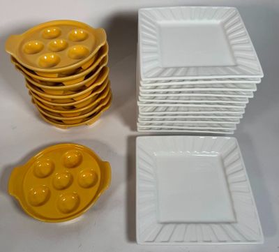 une pile d'assiettes et de bols posée sur une table