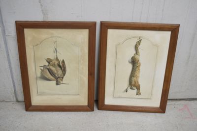 deux reproductions encadrées représentant un chat et un oiseau accrochées au mur