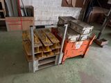 plusieurs pièces de bois sont empilées sur une palette dans un entrepôt