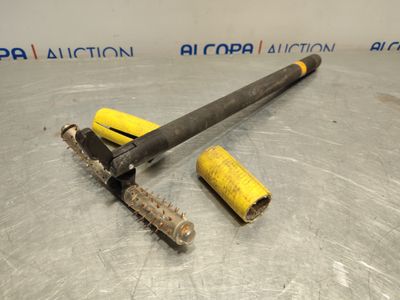 un gros plan d'un objet métallique sur une surface métallique