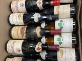 plusieurs bouteilles de vin dans un carton posé sur la table