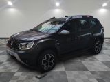 La Dacia noire est garée dans une pièce au sol carrelé en damier