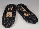 une paire de chaussures noires ornées de lanières cloutées