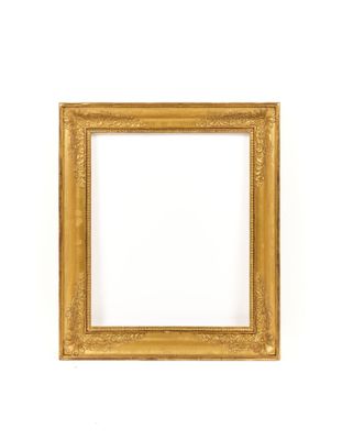 un cadre doré sur un mur blanc, avec un fond blanc