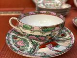 une tasse à thé et une soucoupe posées sur une table