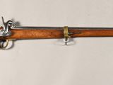 un fusil exposé sur un mur