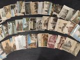 un lot de vieilles cartes postales posées sur une table