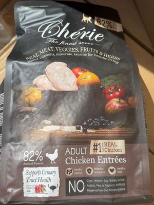 un gros plan sur un sachet de plats à base de poulet posé sur une table