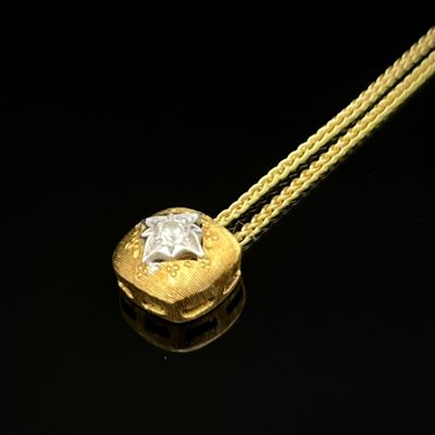 une image représentant un collier en or et en diamants posé sur un fond noir