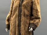 un manteau de fourrure marron pour femme sur un mannequin, un mannequin, un mannequin, un mannequin, un mannequin, un mannequin, un mannequin, un mannequin, un mannequin, un mannequin, un mannequin, un mannequin, un mannequin, un mannequin, un mannequin, un mannequin, un mannequin, un mannequin, un mannequin, un mannequin, un mannequin, un mannequin, un mannequin, un mannequin, un mannequin, un mannequin, un mannequin, un mannequin, un mannequin, un mannequin, un mannequin, un mannequin,