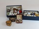 deux boîtes de chocolats et une boîte de bonbons en forme de cœur