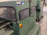une machine qui se trouve à l'intérieur d'un bâtiment