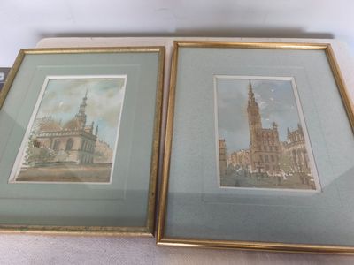 deux photos encadrées représentant un bâtiment avec une tour horloge en arrière-plan