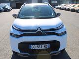 l'avant d'une Citroën blanche garée sur un parking
