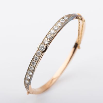 un gros plan sur une boucle d'oreille en or sertie de diamants