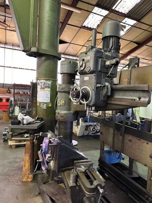 une grande machine installée dans un bâtiment