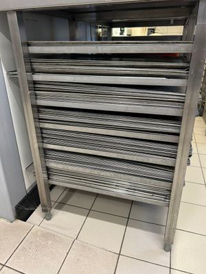 une étagère métallique sur laquelle sont posées plusieurs assiettes