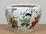 un vase blanc orné d'une peinture représentant des enfants