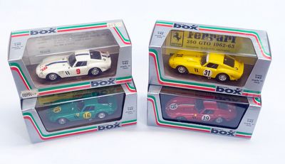 On voit deux boîtes contenant des petites voitures posées sur une surface blanche.