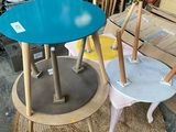 deux chaises et une table posées à même le sol