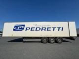 un gros plan d'une semi-remorque garée sur un parking