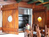 une table et des chaises en bois devant une porte ouverte