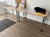 une table sur laquelle est posé un sac, dans une pièce