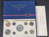 une image représentant une boîte bleue contenant un ensemble de cinq pièces différentes