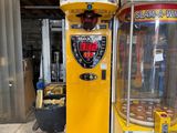 une machine à pinces exposée dans un garage