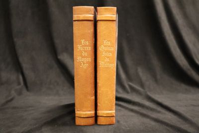 une vieille paire de livres posée sur un tissu noir