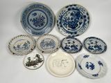 plusieurs assiettes et bols bleus et blancs ornés de motifs