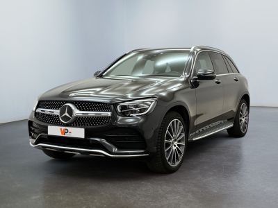 Le SUV Mercedes GLE est garé dans un showroom